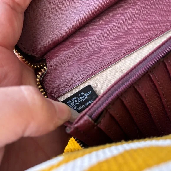 Michael Kors Jet Set smartphone wristlet burgundy crocodile-embossed design - Picture 8 of 13